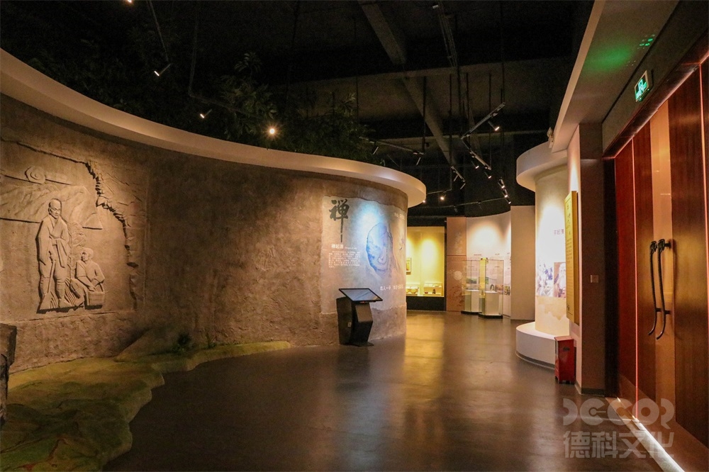 在廣州展館裝修中如何考慮展示品的燈光和影響？