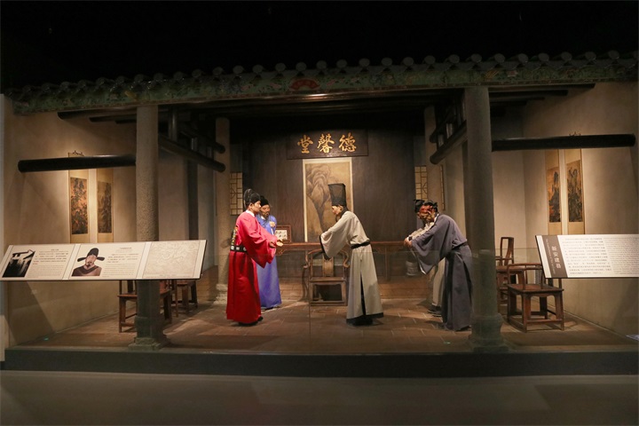 雕塑博物館裝修的展示柜應(yīng)如何設(shè)計以便于觀賞和保護(hù)雕塑？